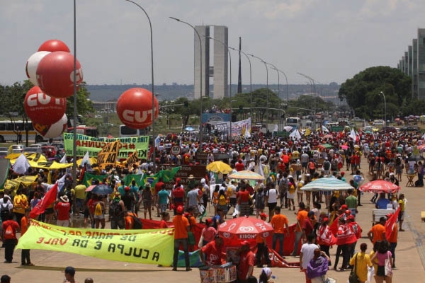 Ato da Frente Brasil Popular reúne mais de 10 mil em Brasília