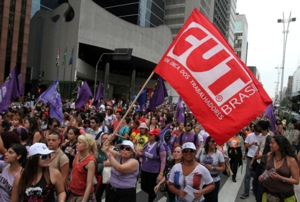 Mulheres pedem cassação do mandato de Bolsonaro