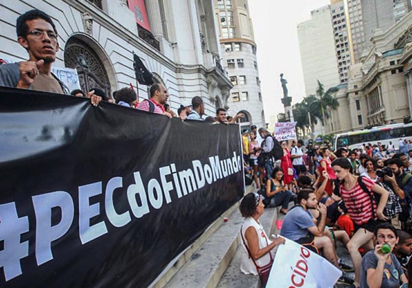 Contra a voz das ruas, Senadores aprovam ‘PEC do fim do mundo’