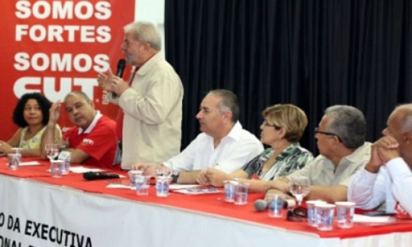 Lula pede mais ação política ao movimento sindical