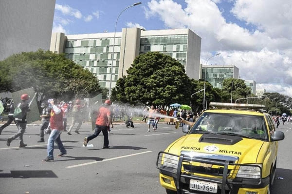 Polícia militar de Brasília ataca marcha da classe trabalhadora