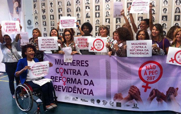 Contra a reforma da Previdência, mulheres protestam em Brasília