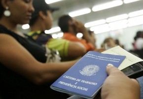 Taxa de desemprego se mantém estável e é a menor para o mês de abril