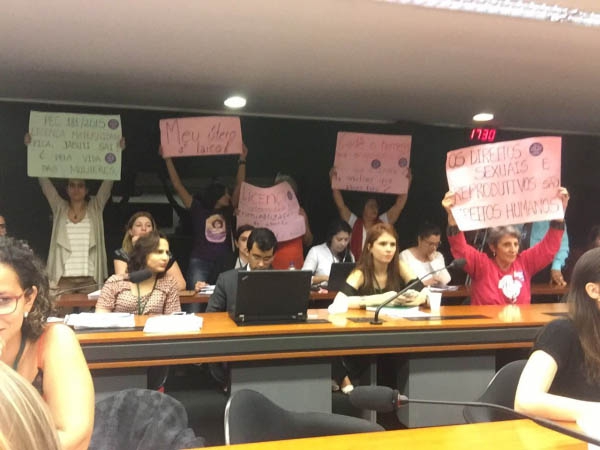 Mulheres resistem e fazem vigília contra PEC 181