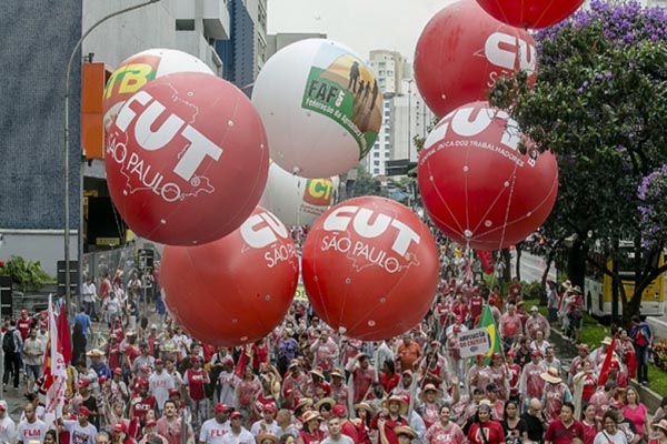 Dilma chama centrais para lançar sistema de proteção ao emprego