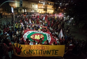 Pela reforma do sistema político, duas mil ocupam centro de São Paulo