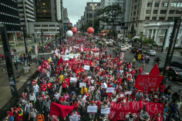 Por reforma política, 20 mil ocupam Paulista