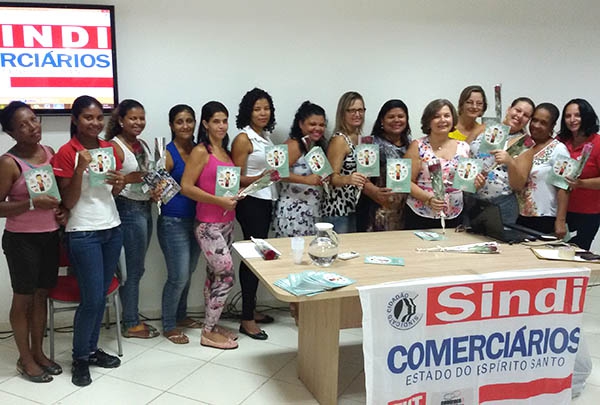 Entrega de cartilha e rosas marcam a semana do Dia Internacional da Mulher