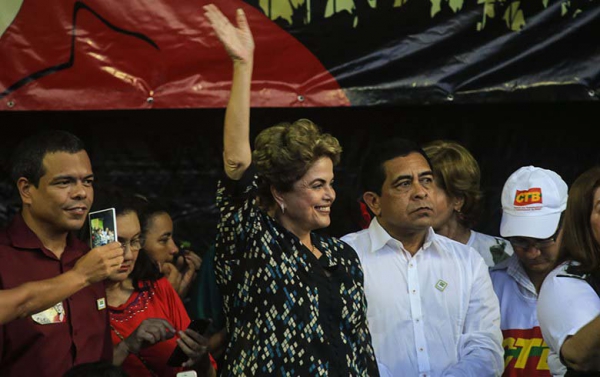 &#039;O golpe é tomar a árvore da democracia e infestá-la de parasitas&#039;, afirma Dilma