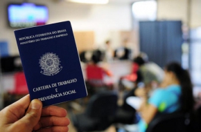 Aos 86 anos, Carteira de Trabalho vale menos após reformas de Temer