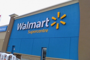 Walmart se compromete a manter funcionários de lojas fechadas