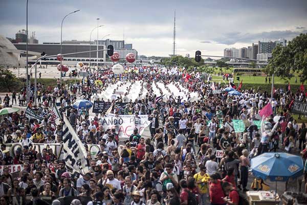 Governo Temer/PSDB reprime com bombas protesto contra PEC