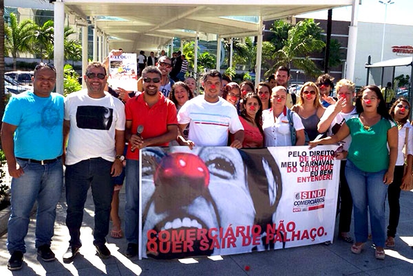 Sindicomerciários volta às ruas em manifestação no Shopping Vitória