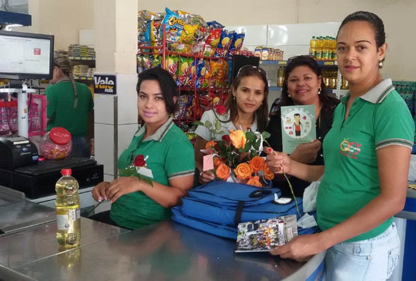 Sindicomerciários entrega rosas e lança Cartilha sobre direitos das mulheres