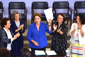 Dilma sanciona lei que classifica feminicídio como crime hediondo