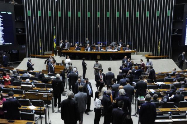 Após protestos, Câmara retira da pauta projeto de lei que anistiaria caixa 2
